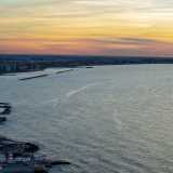 Il tutto mentre il sole volge al tramonto, lasciando cos� spazio al bagliore del faro, l�indiscusso guardiano del mare